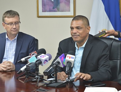 Ministro Iván Acosta brinda  detalles de los proyectos a los medios de comunicación