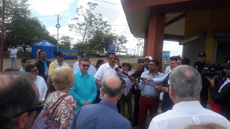 Ministro explica a visitantes generalidades del Programa de Inversión Fronteriza.