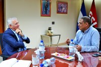 Ministro de Hacienda recibe visita de embajador de Italia 