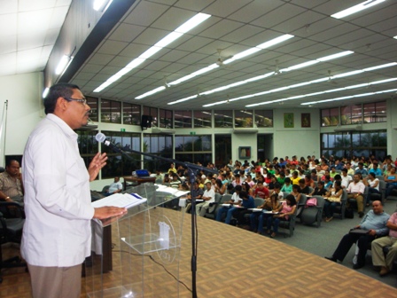 Ministro de Hacienda expone política macroeconómica del Gobierno a estudiantes de la UCA